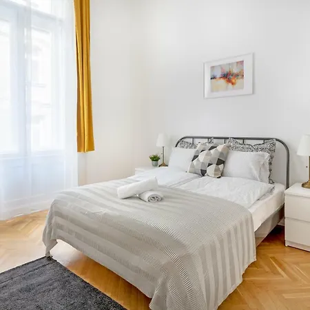 Exclusive Downtown Bella Apartament
