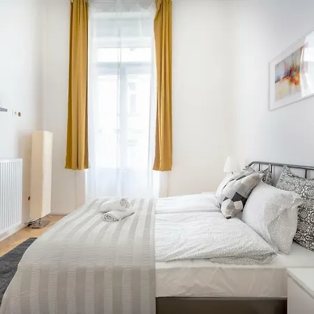 Exclusive Downtown Bella Lejlighed