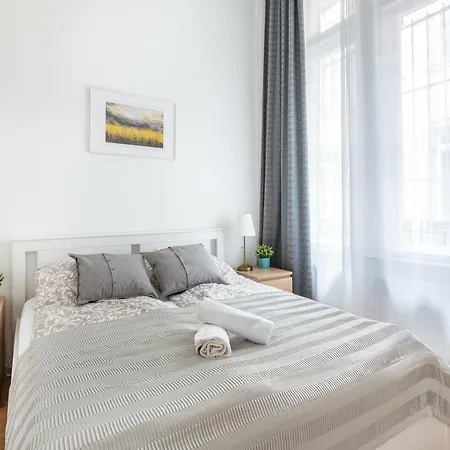 Exclusive Downtown Bella Apartment Budapest