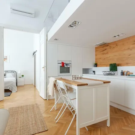 Exclusive Downtown Bella Lejlighed *