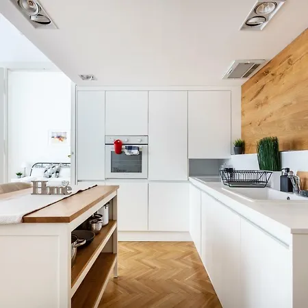 Exclusive Downtown Bella *