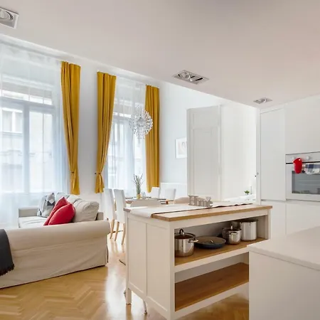 Exclusive Downtown Bella *