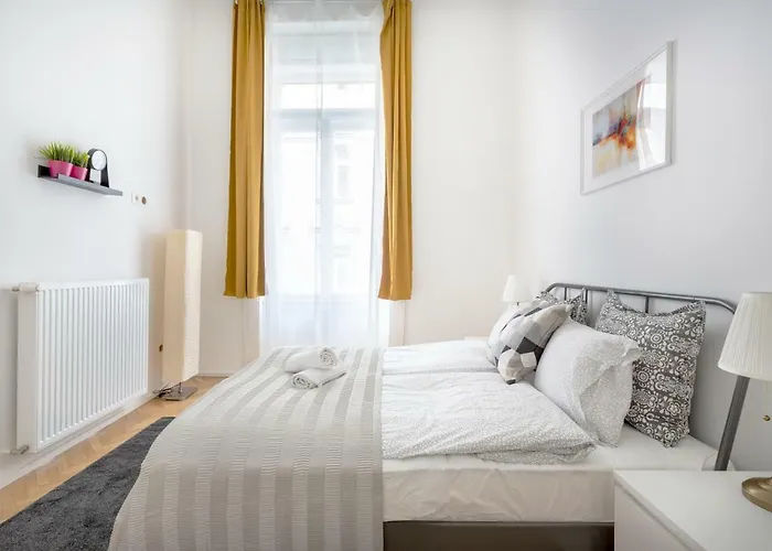Exclusive Downtown Bella Apartman
